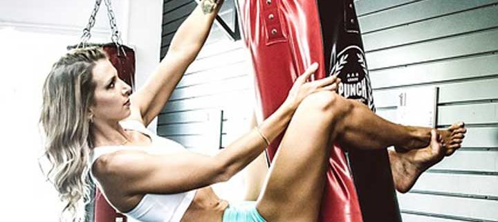 תרגיל בטן על שק בחדר כושר