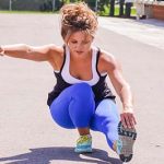 בחורה בכושר מדגימה סקוואט על רגל אחת