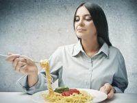 אישה אוכלת פסטה