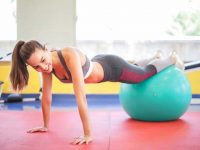 בחורה עושה תרגיל בטן עם כדור