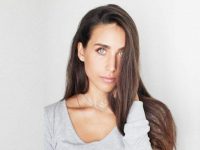 אישה יפה לובשת סריג אפור